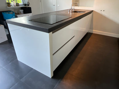 04471 - Modern witte schiereiland keuken