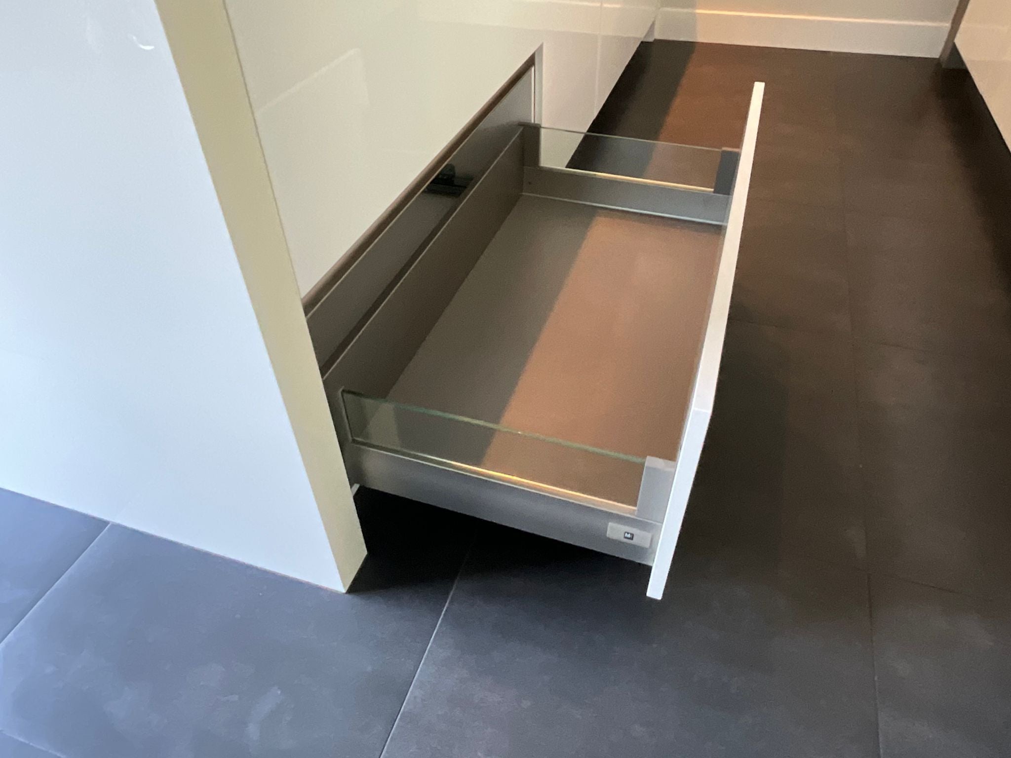 04471 - Modern witte schiereiland keuken