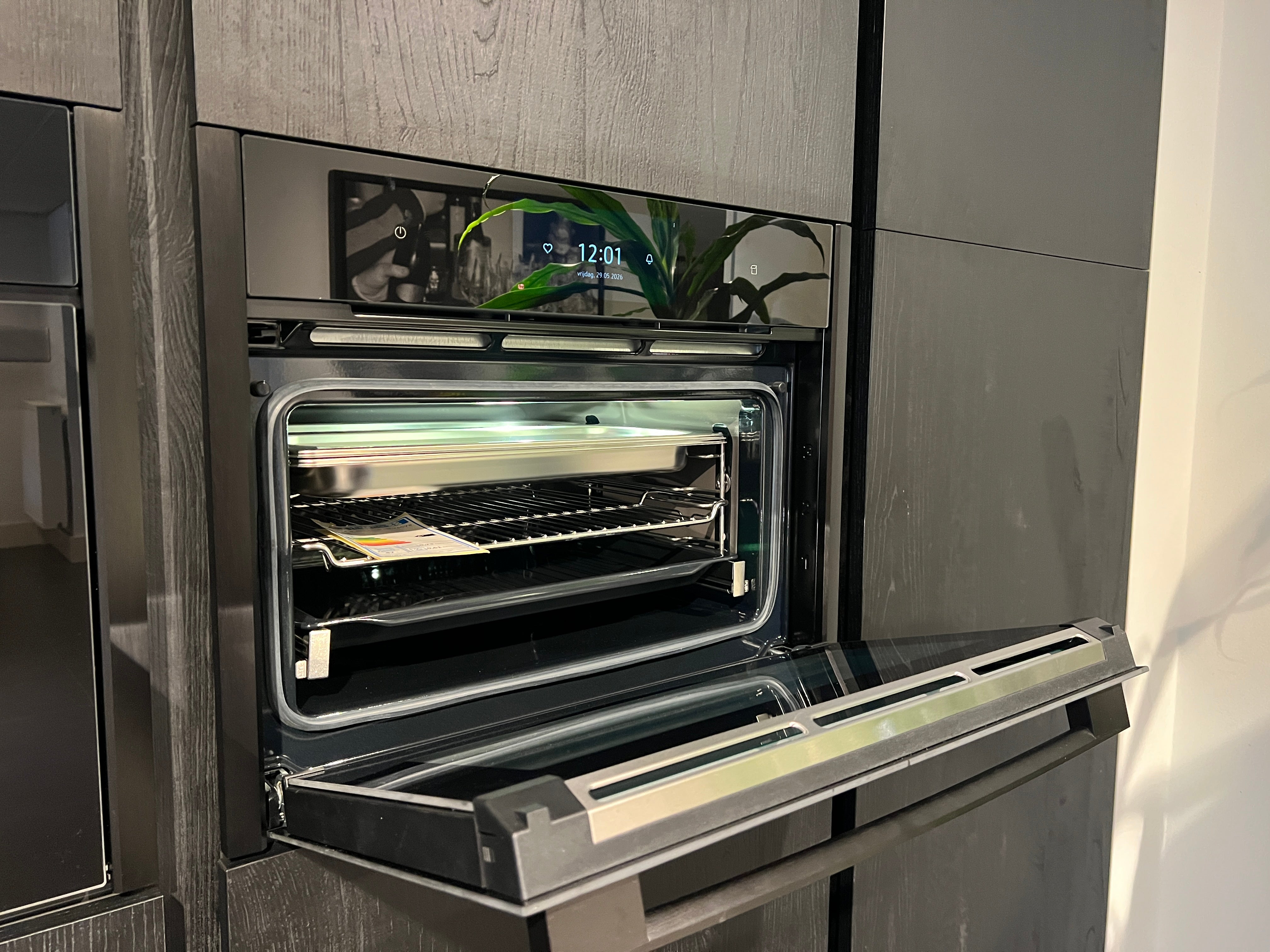 04619 - Modern/landelijke eilandkeuken met hoge kastenwand