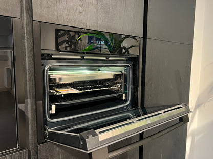 04619 - Modern/landelijke eilandkeuken met hoge kastenwand
