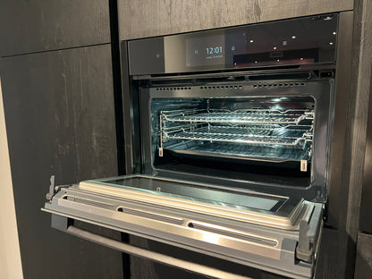 04619 - Modern/landelijke eilandkeuken met hoge kastenwand