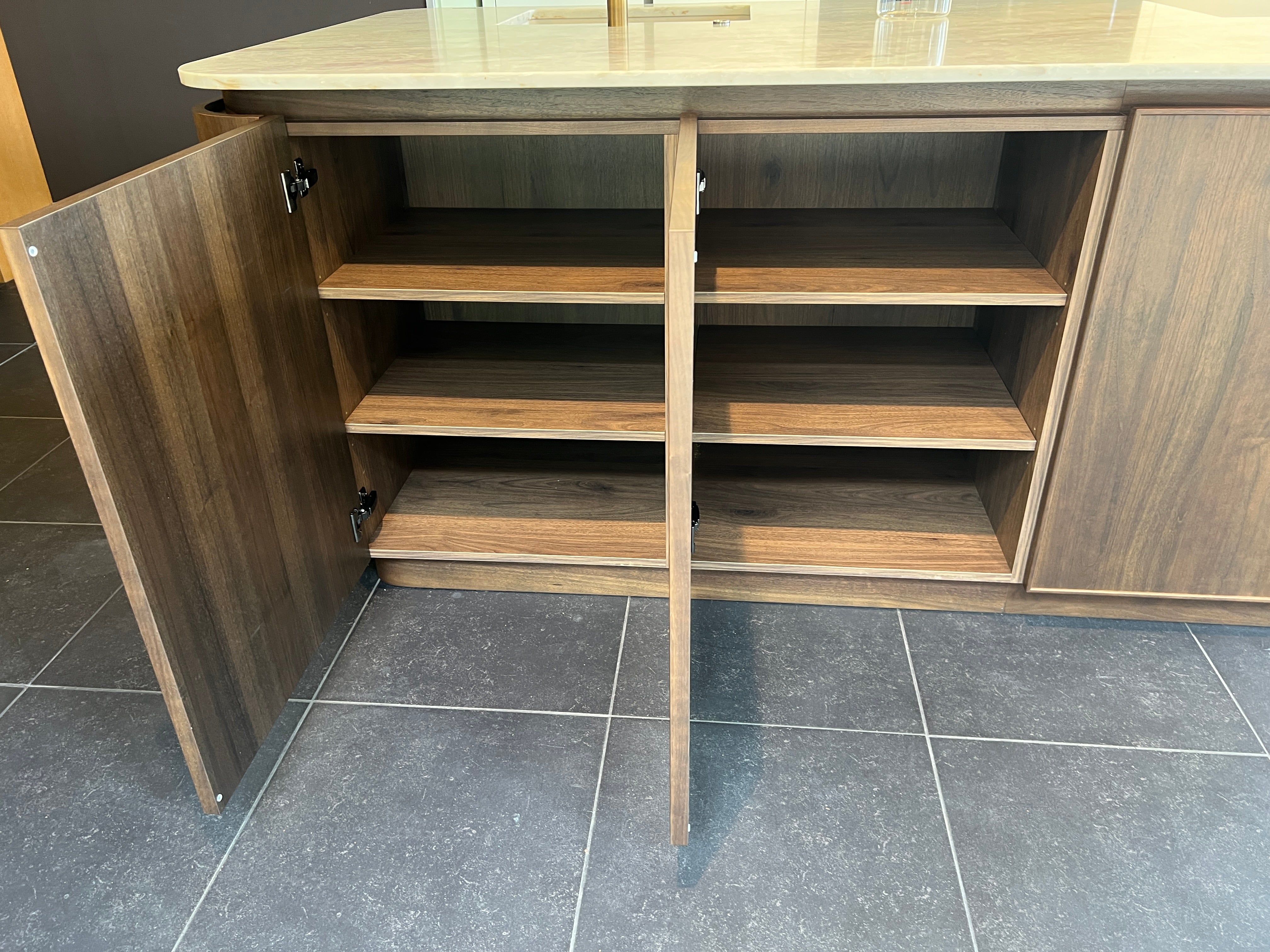 04631 - Nederlands maatwerk eiland keuken met ronde hoeken