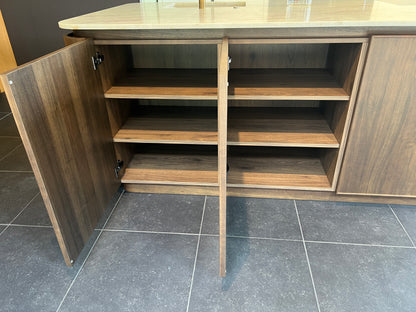 04631 - Nederlands maatwerk eiland keuken met ronde hoeken