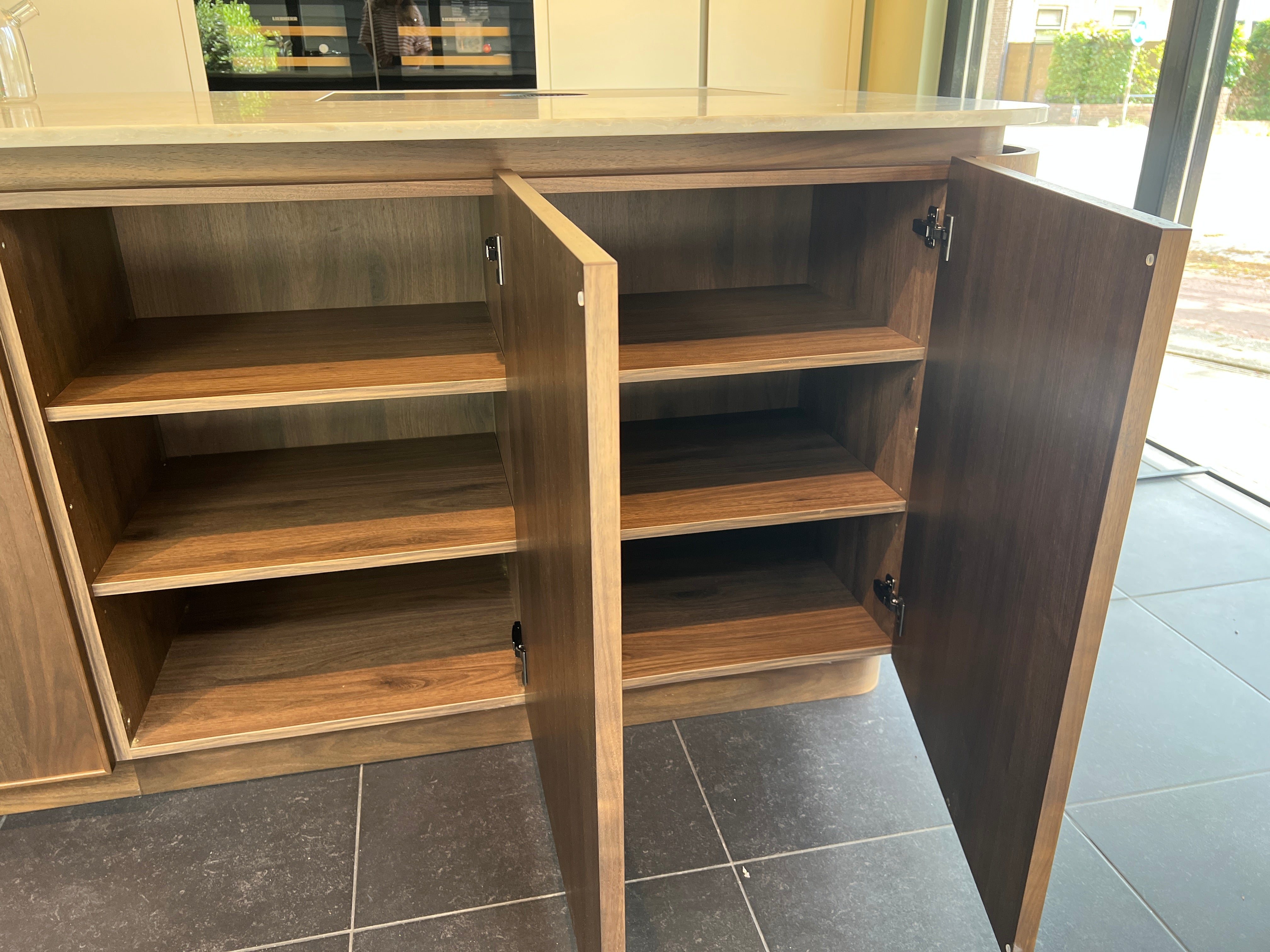 04631 - Nederlands maatwerk eiland keuken met ronde hoeken