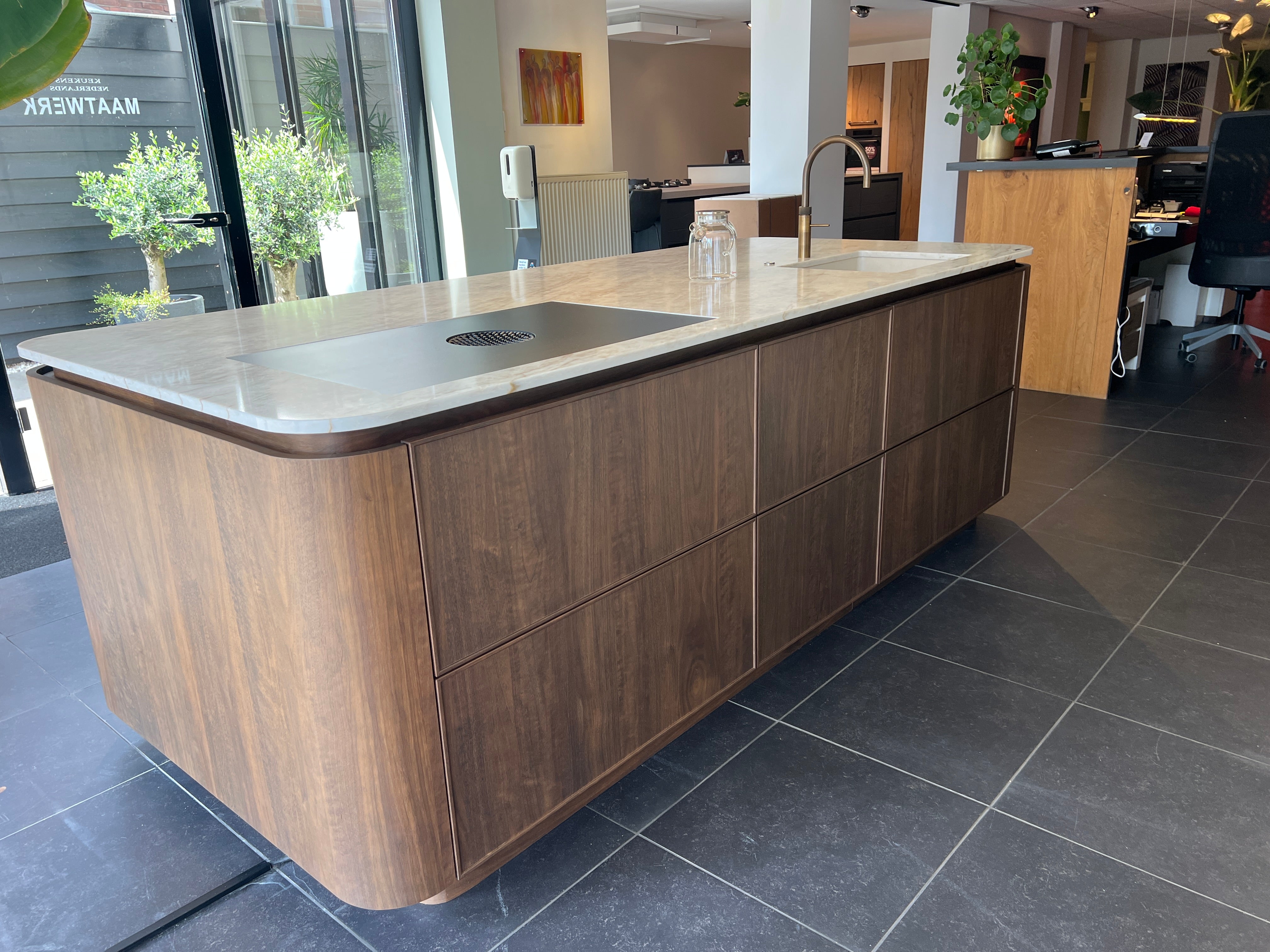 04631 - Nederlands maatwerk eiland keuken met ronde hoeken