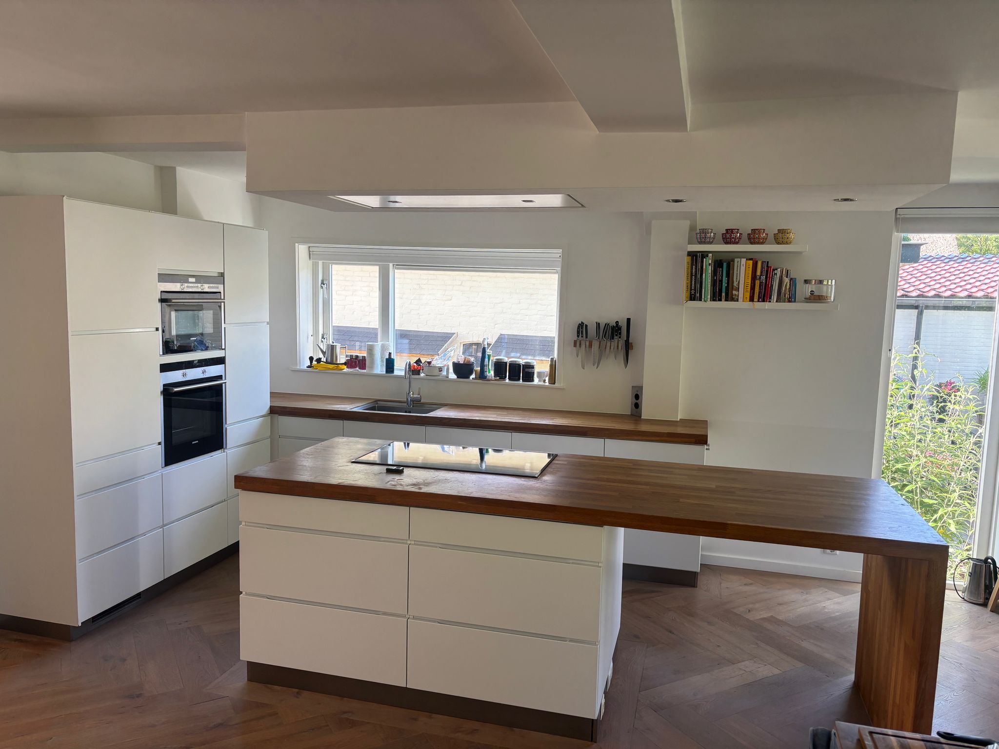 04845 - Witte eilandkeuken met bar