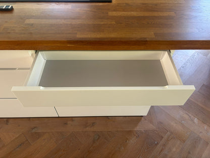 04845 - Witte eilandkeuken met bar