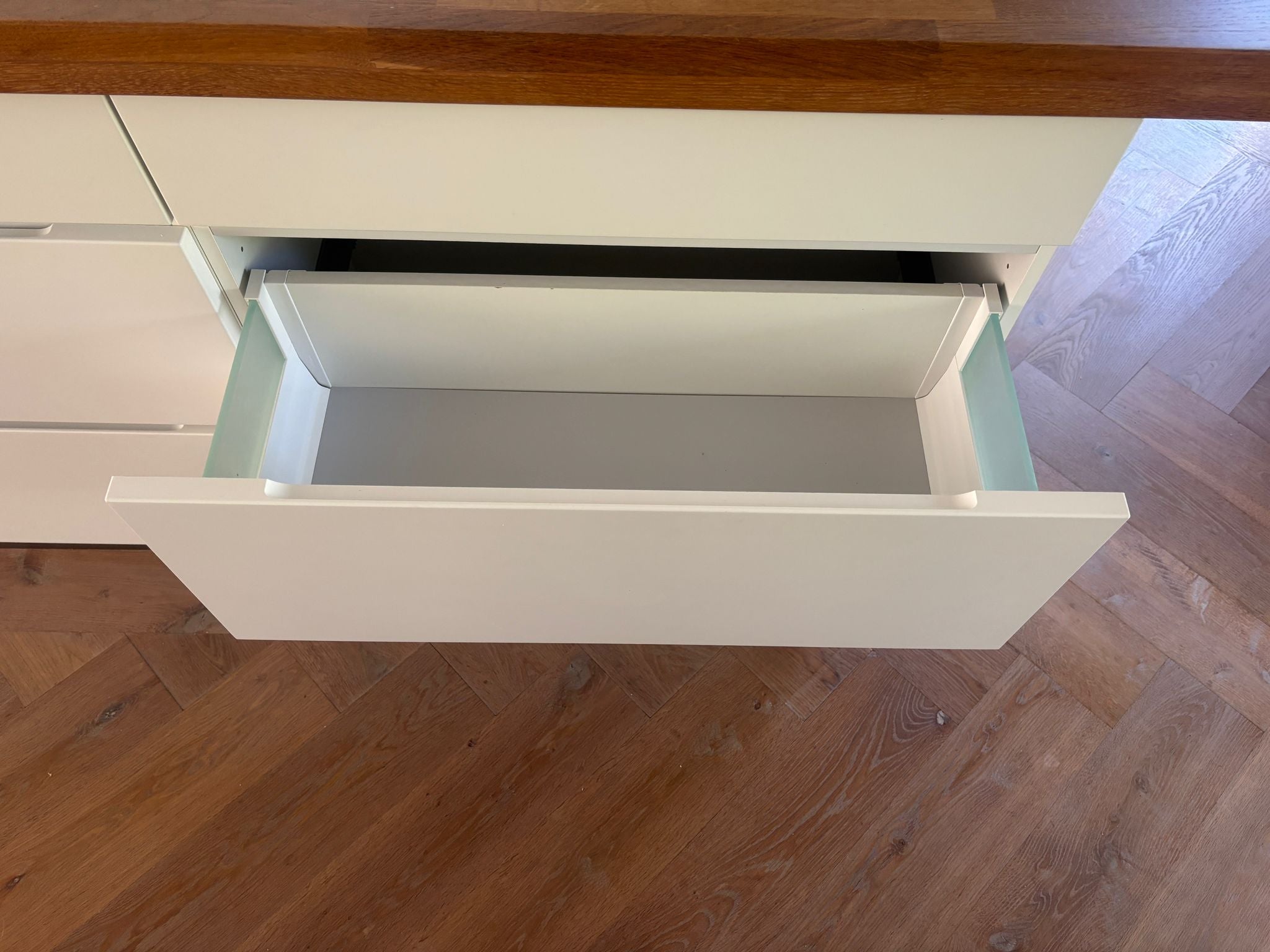 04845 - Witte eilandkeuken met bar