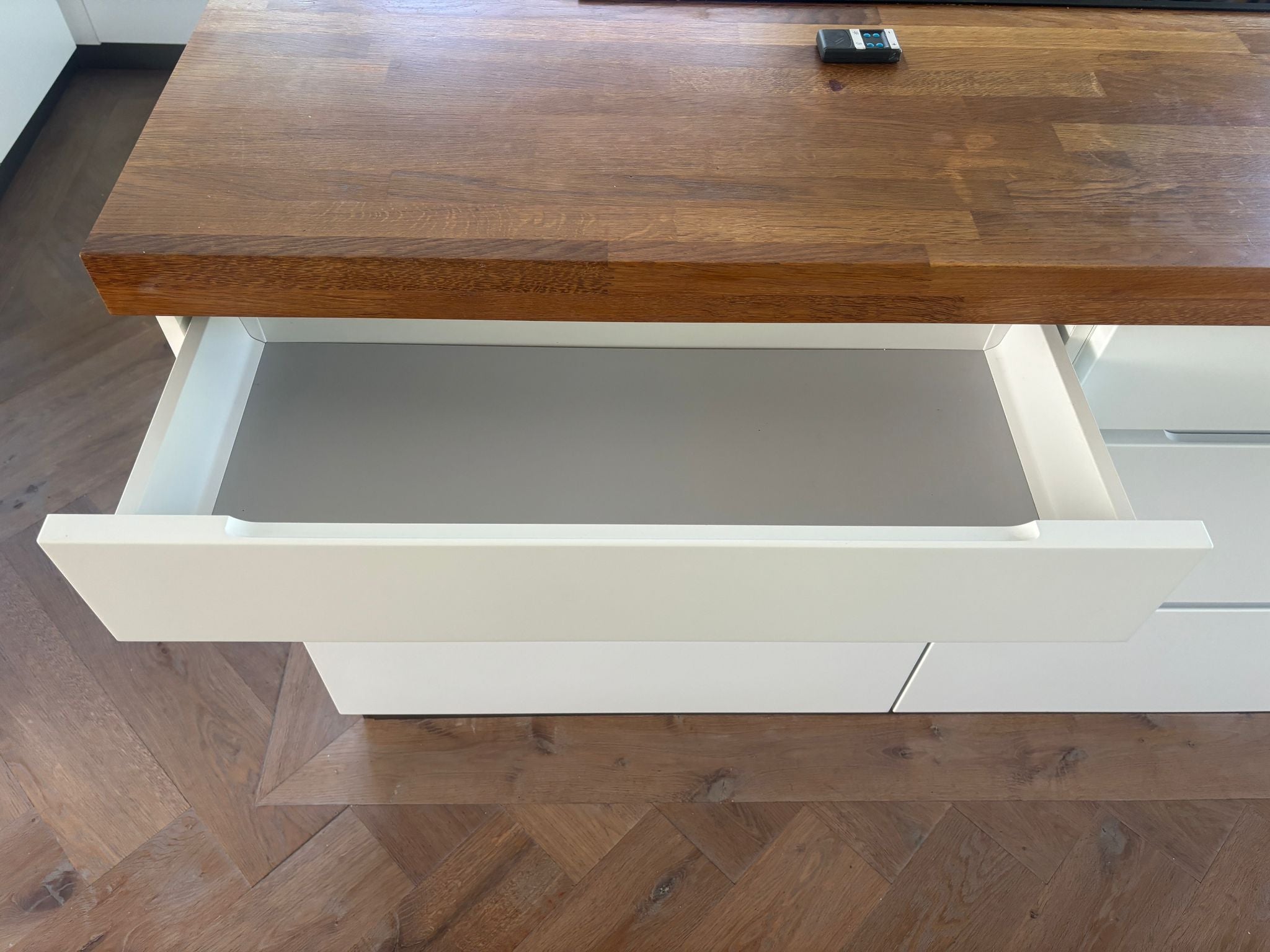 04845 - Witte eilandkeuken met bar