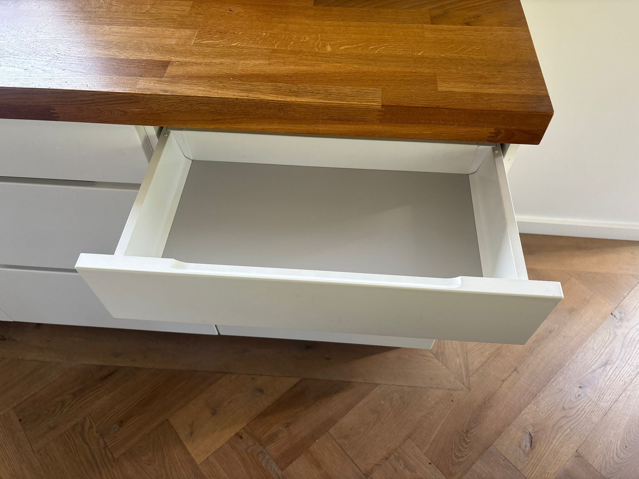 04845 - Witte eilandkeuken met bar
