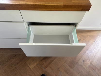 04845 - Witte eilandkeuken met bar