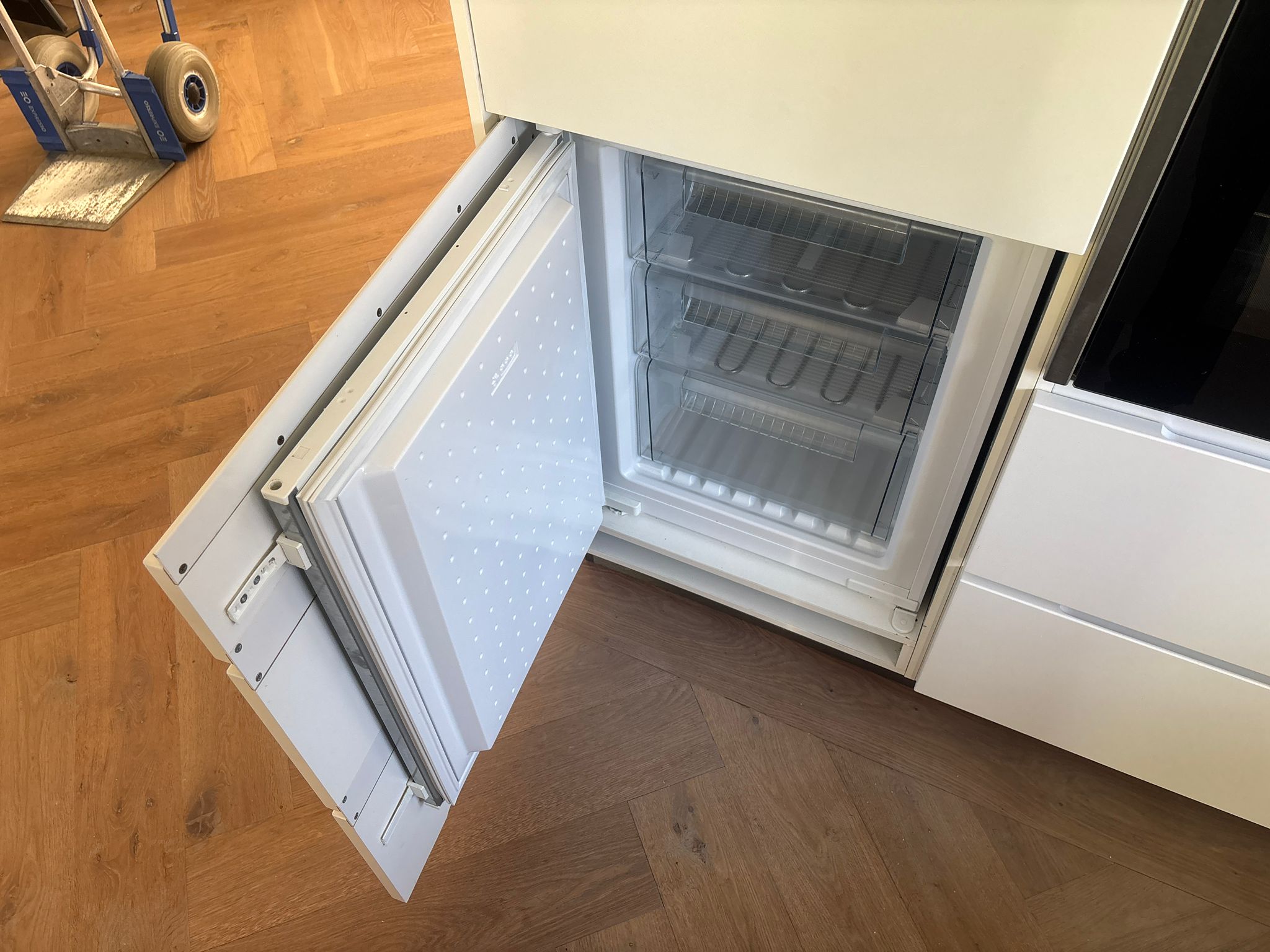 04845 - Witte eilandkeuken met bar