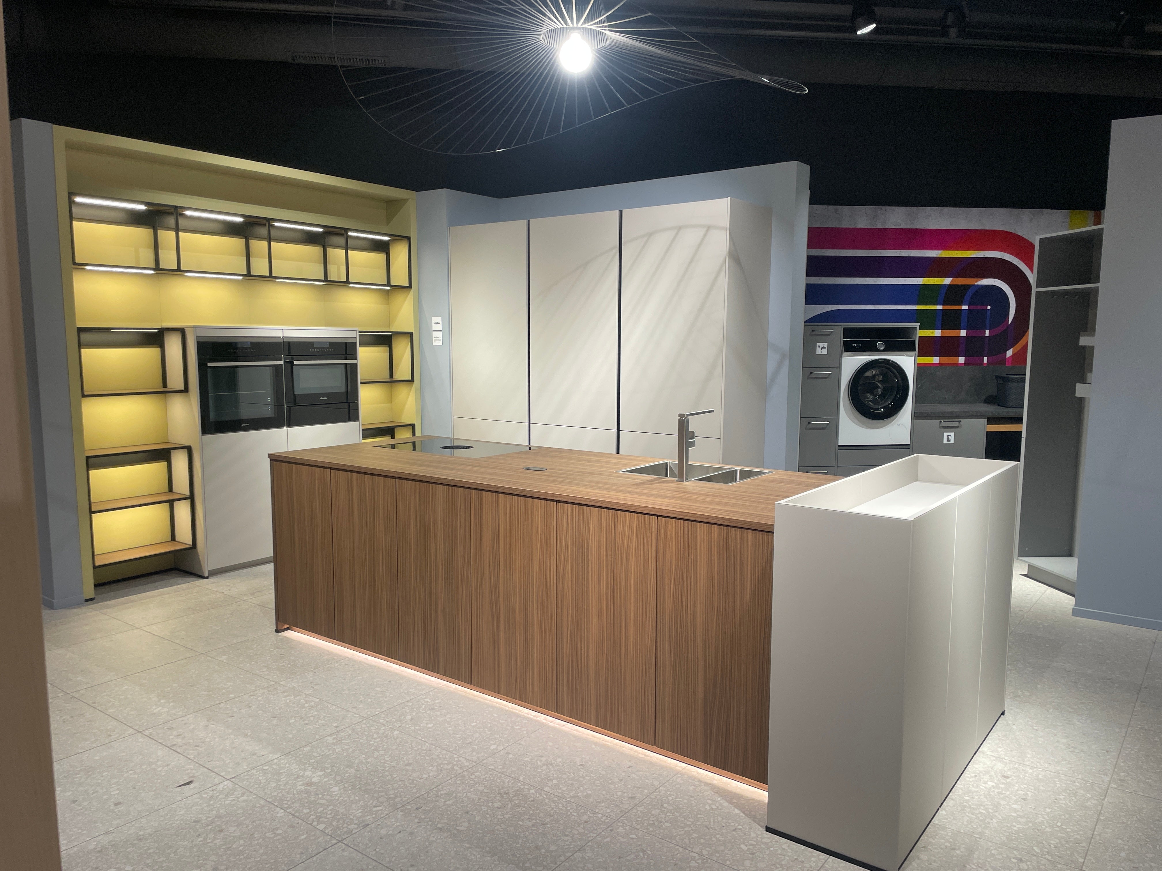 05095 - Moderne Schüller eilandkeuken met kastenwand en verlichte vakkenkast