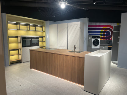 05095 - Moderne Schüller eilandkeuken met kastenwand en verlichte vakkenkast