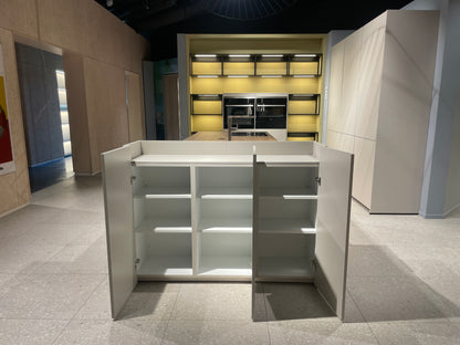 05095 - Moderne Schüller eilandkeuken met kastenwand en verlichte vakkenkast