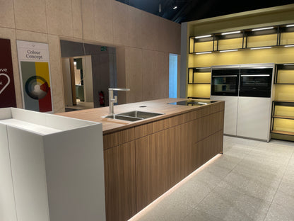 05095 - Moderne Schüller eilandkeuken met kastenwand en verlichte vakkenkast