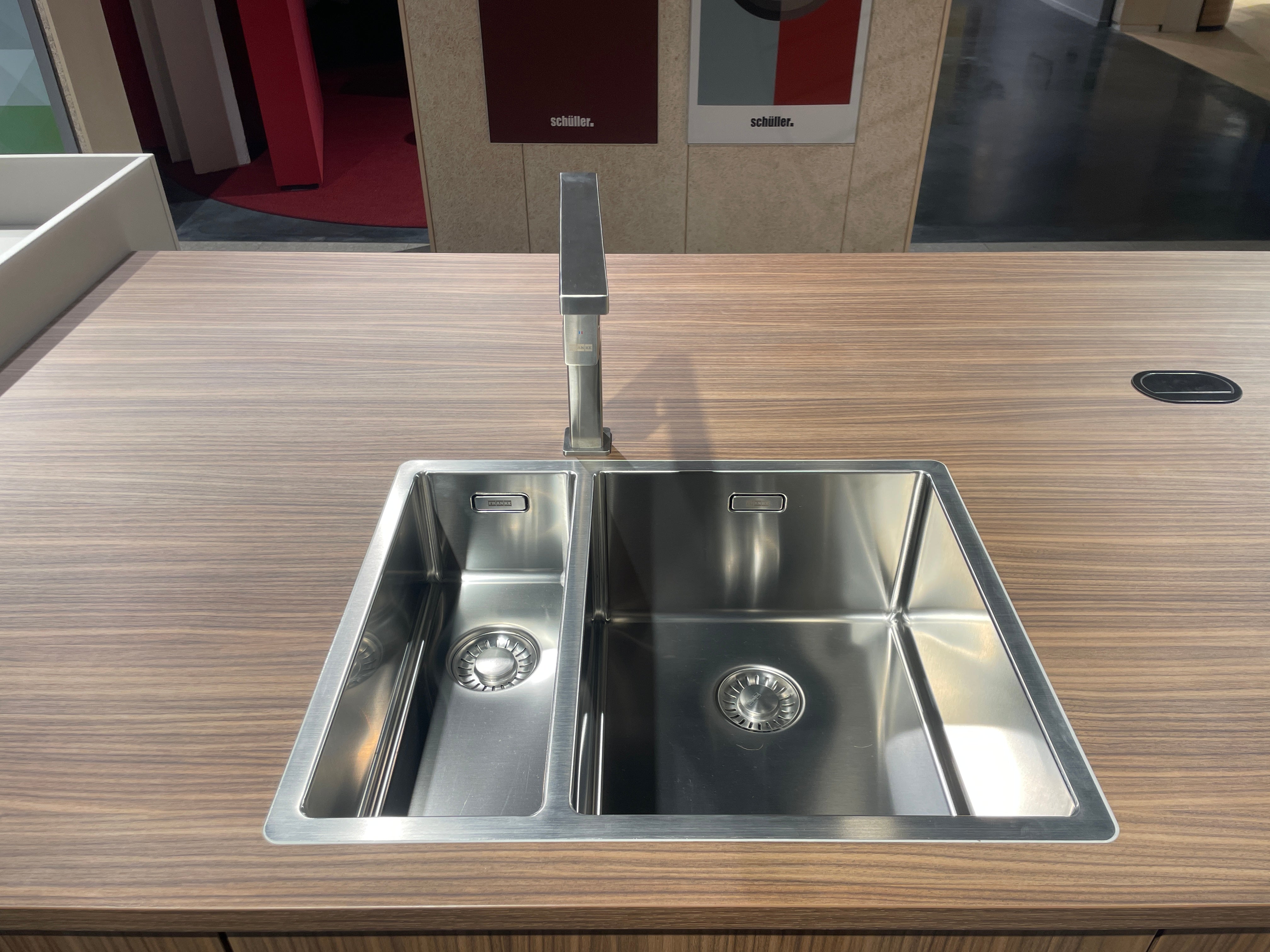 05095 - Moderne Schüller eilandkeuken met kastenwand en verlichte vakkenkast