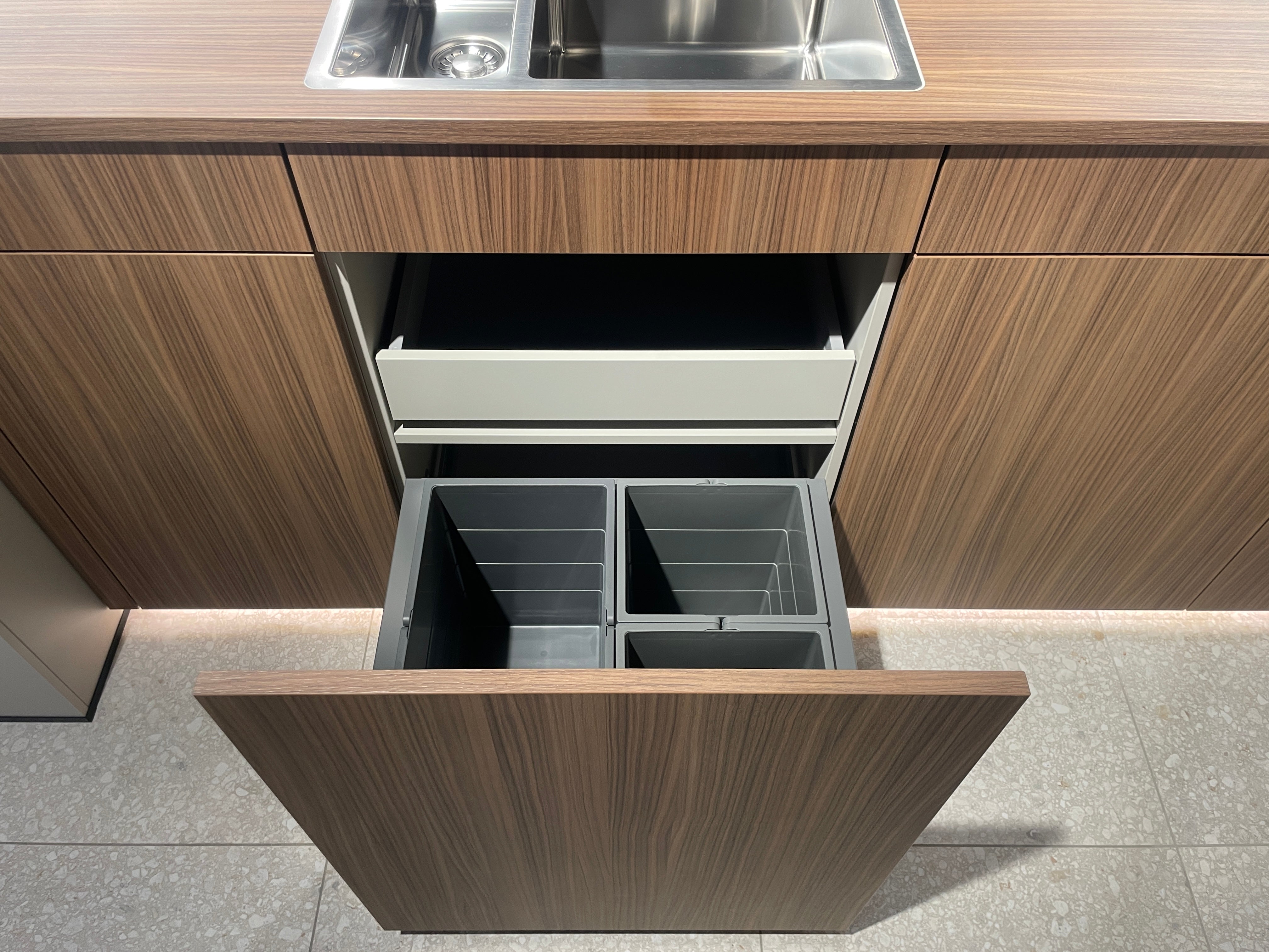 05095 - Moderne Schüller eilandkeuken met kastenwand en verlichte vakkenkast