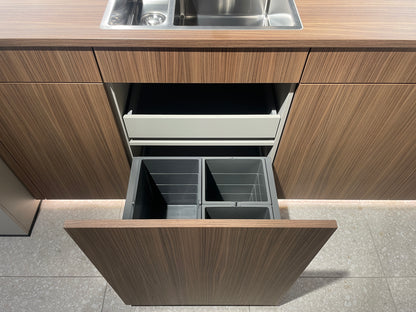 05095 - Moderne Schüller eilandkeuken met kastenwand en verlichte vakkenkast