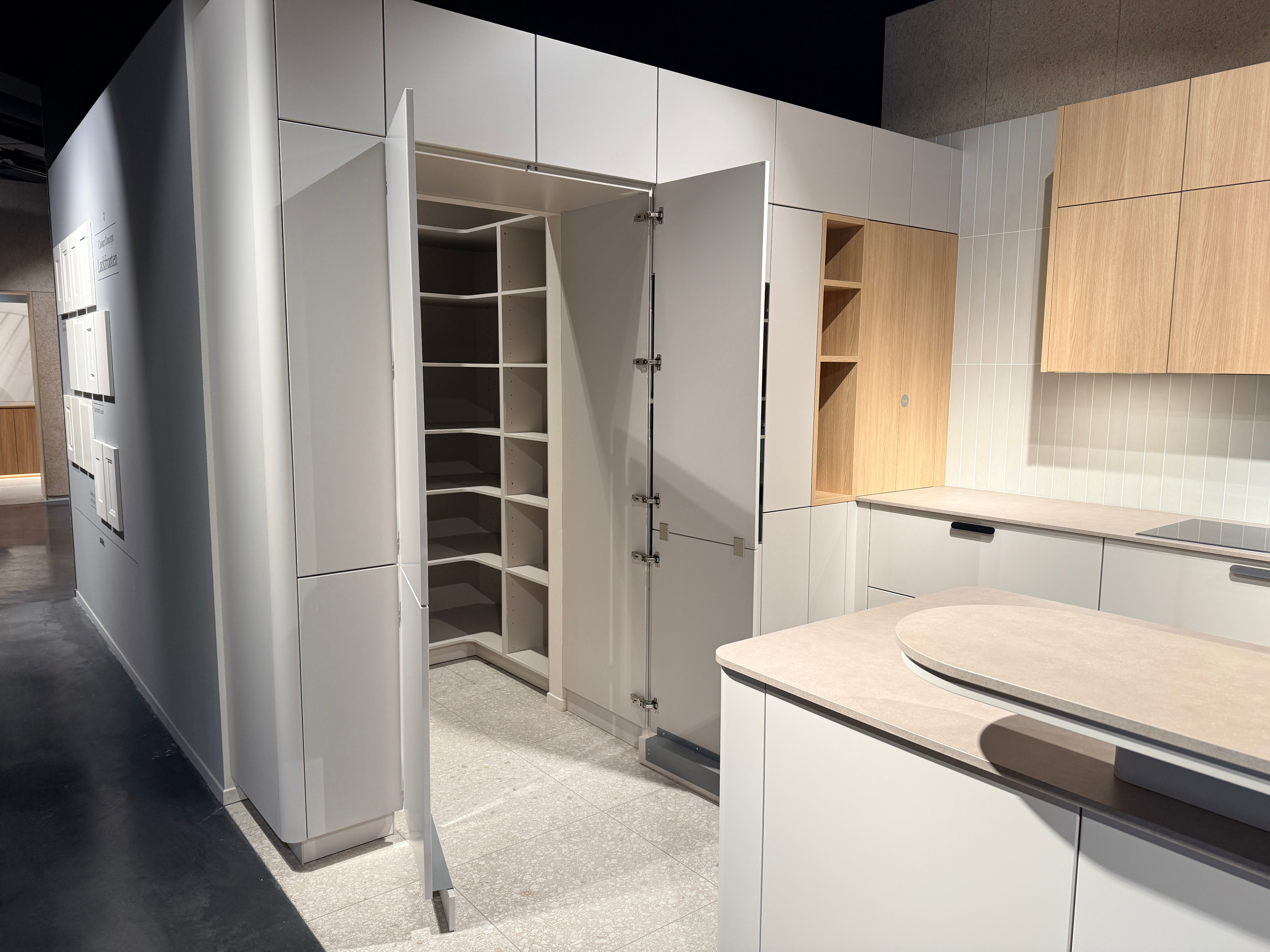 05103 - Schüller moderne L-keuken met eiland