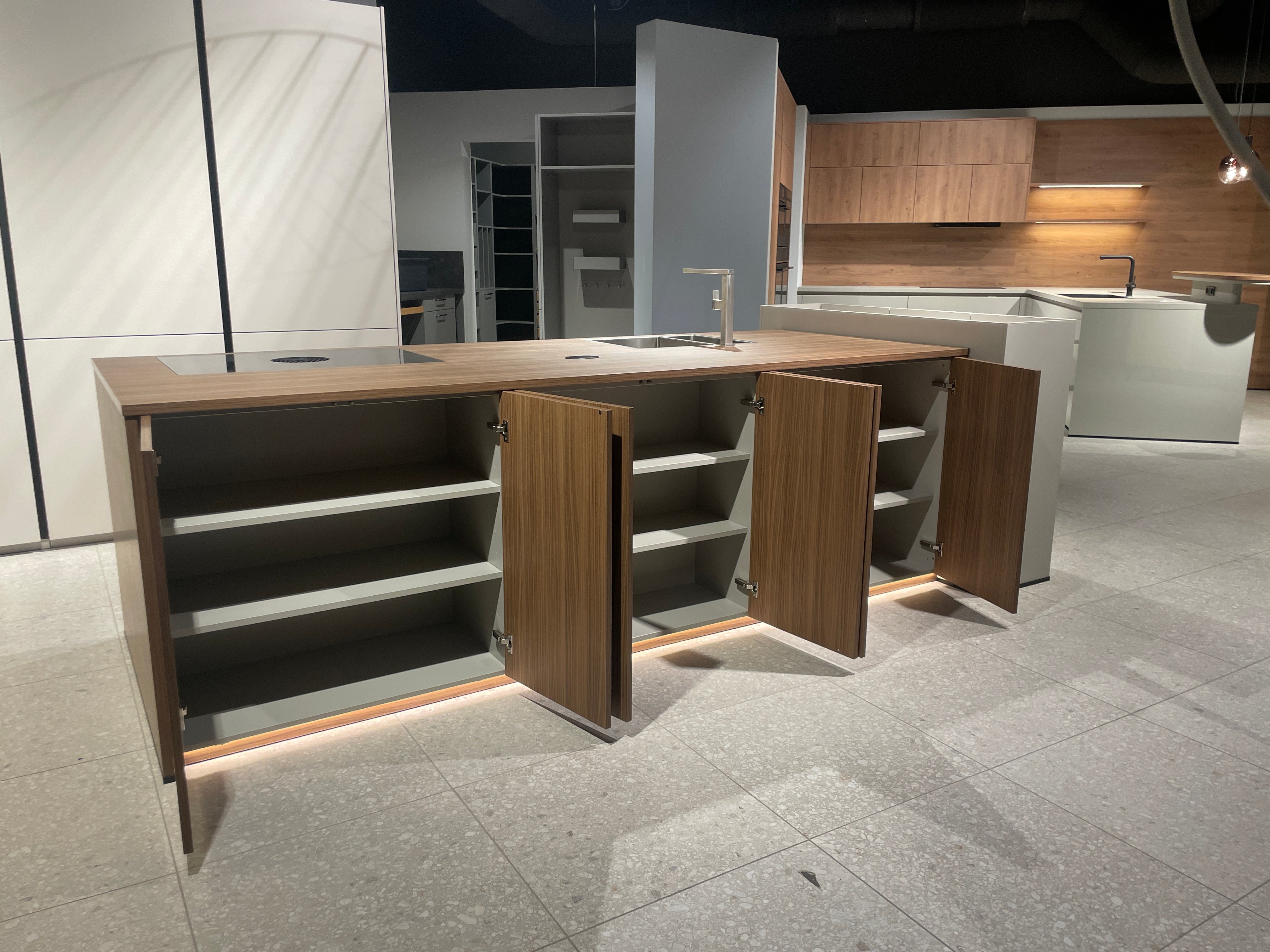 05095 - Moderne Schüller eilandkeuken met kastenwand en verlichte vakkenkast