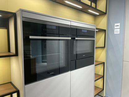 05095 - Moderne Schüller eilandkeuken met kastenwand en verlichte vakkenkast