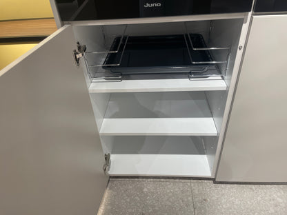 05095 - Moderne Schüller eilandkeuken met kastenwand en verlichte vakkenkast