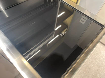05095 - Moderne Schüller eilandkeuken met kastenwand en verlichte vakkenkast