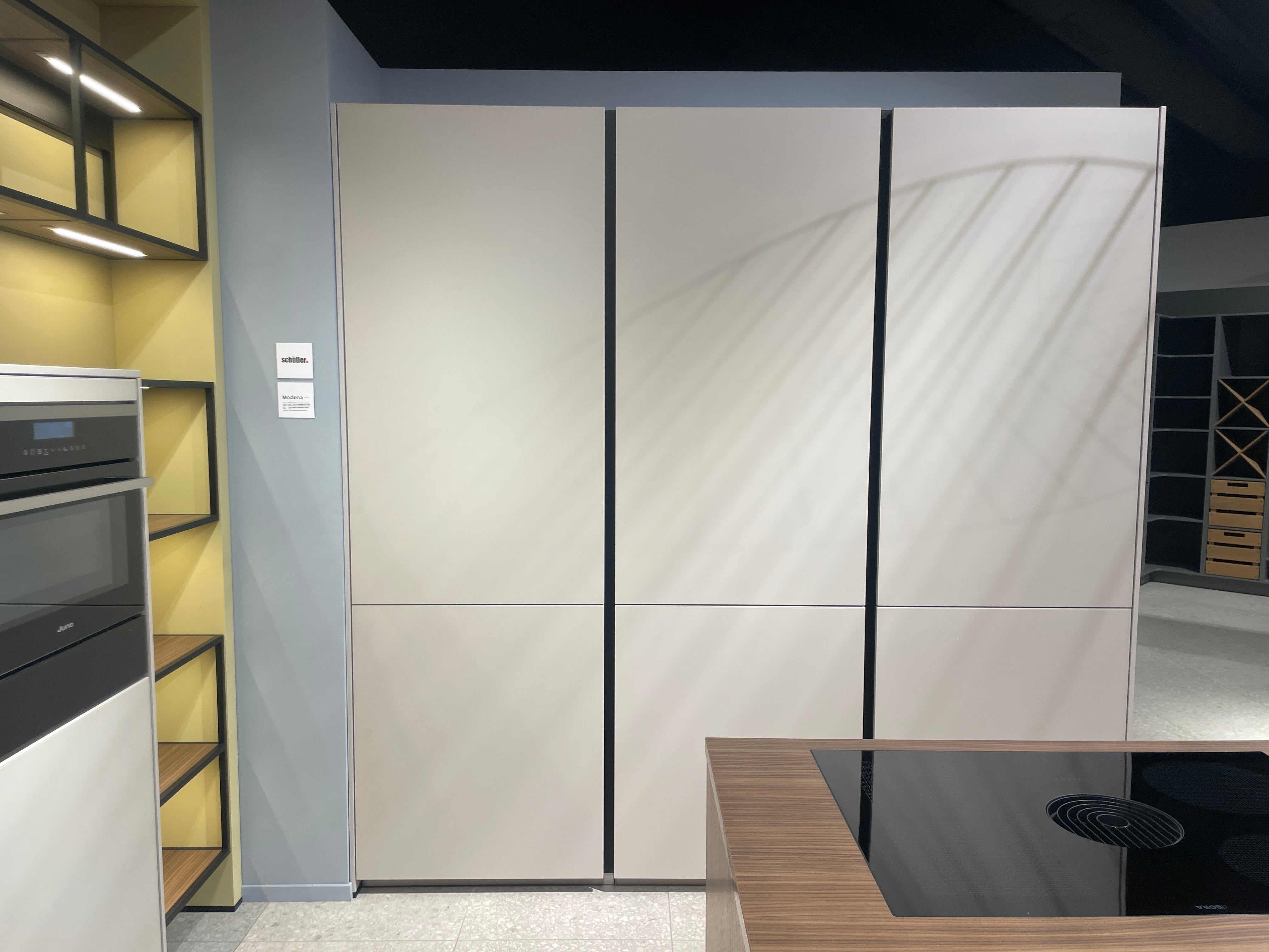 05095 - Moderne Schüller eilandkeuken met kastenwand en verlichte vakkenkast