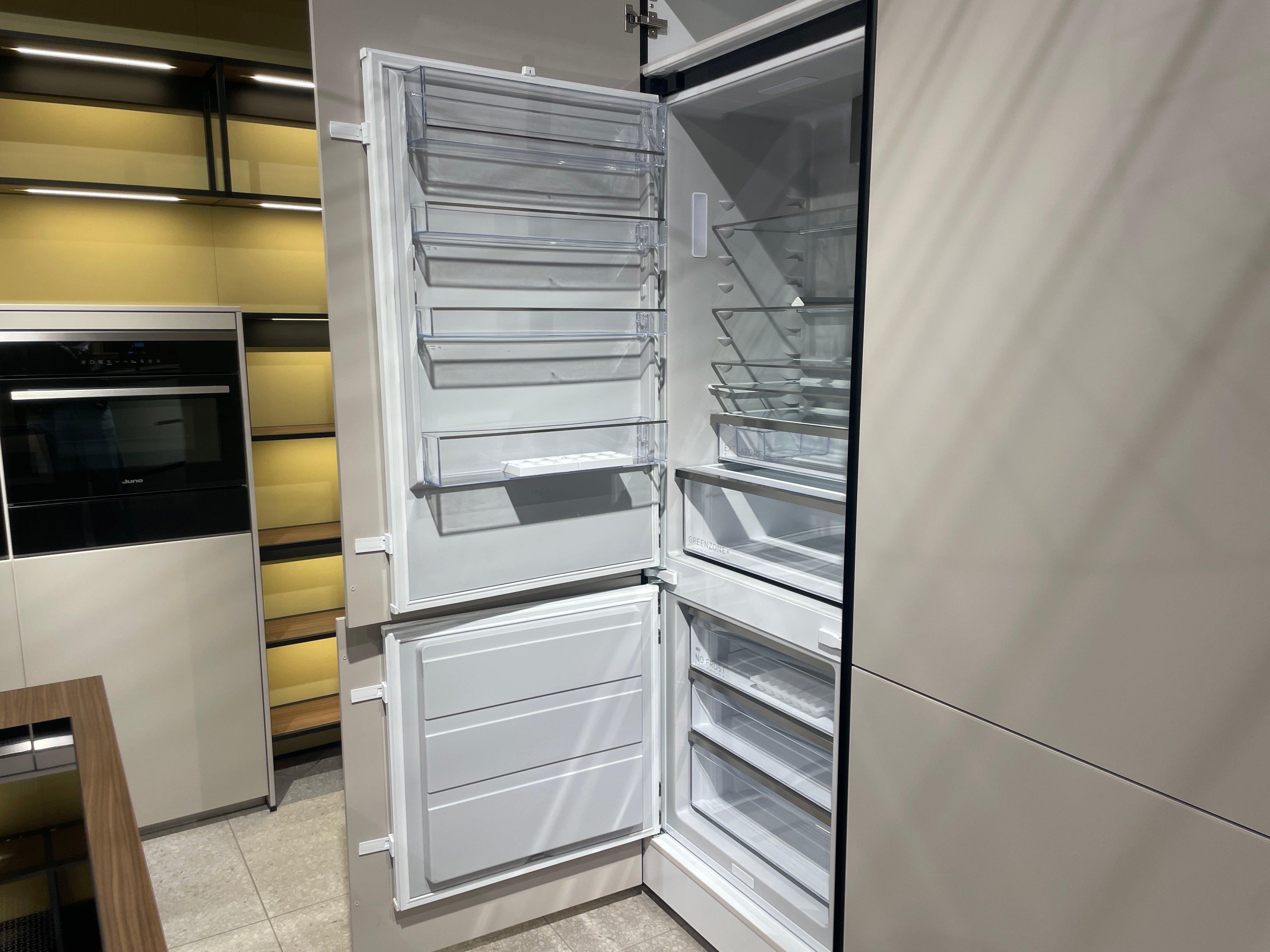 05095 - Moderne Schüller eilandkeuken met kastenwand en verlichte vakkenkast