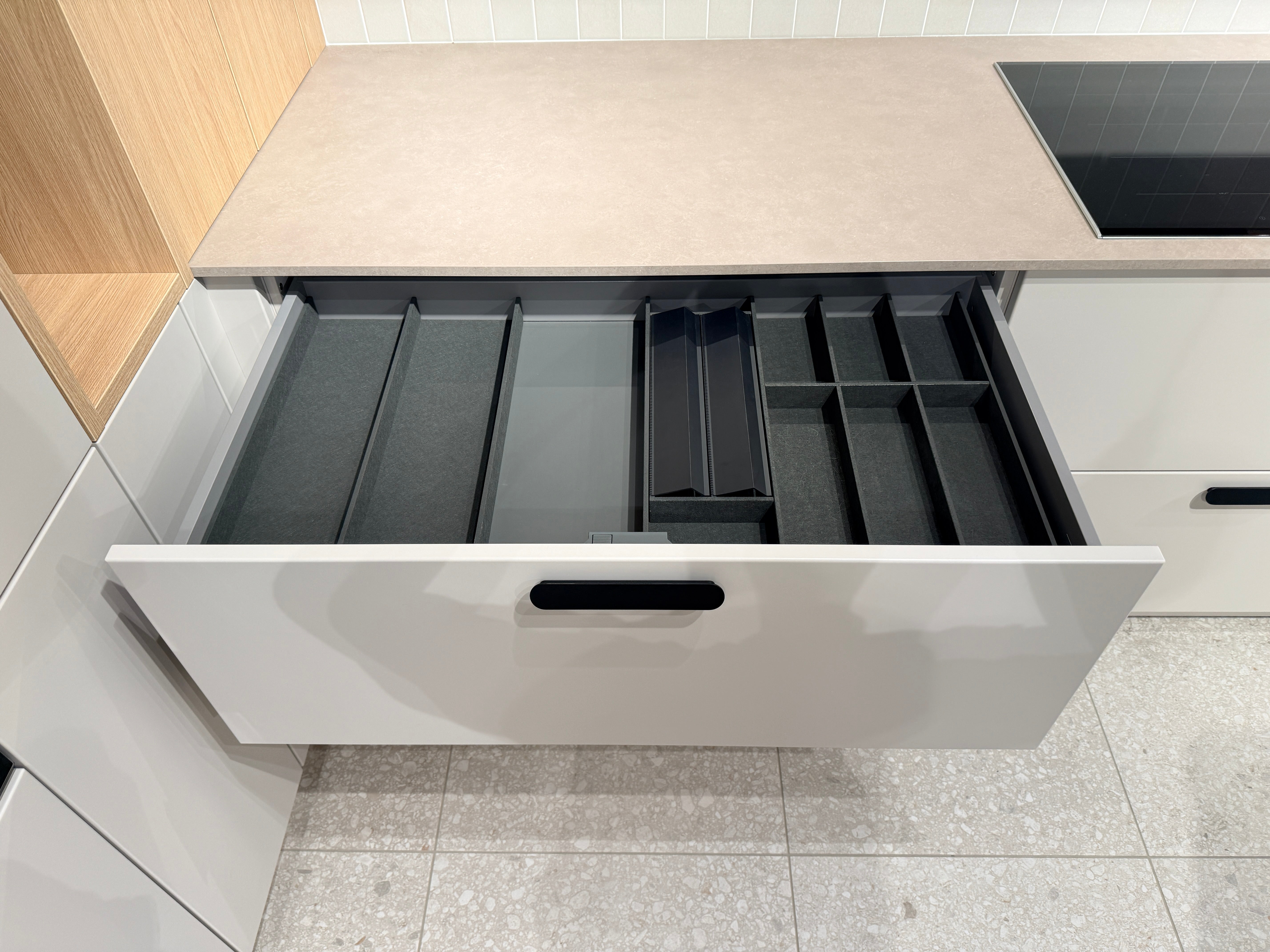 05103 - Schüller moderne L-keuken met eiland