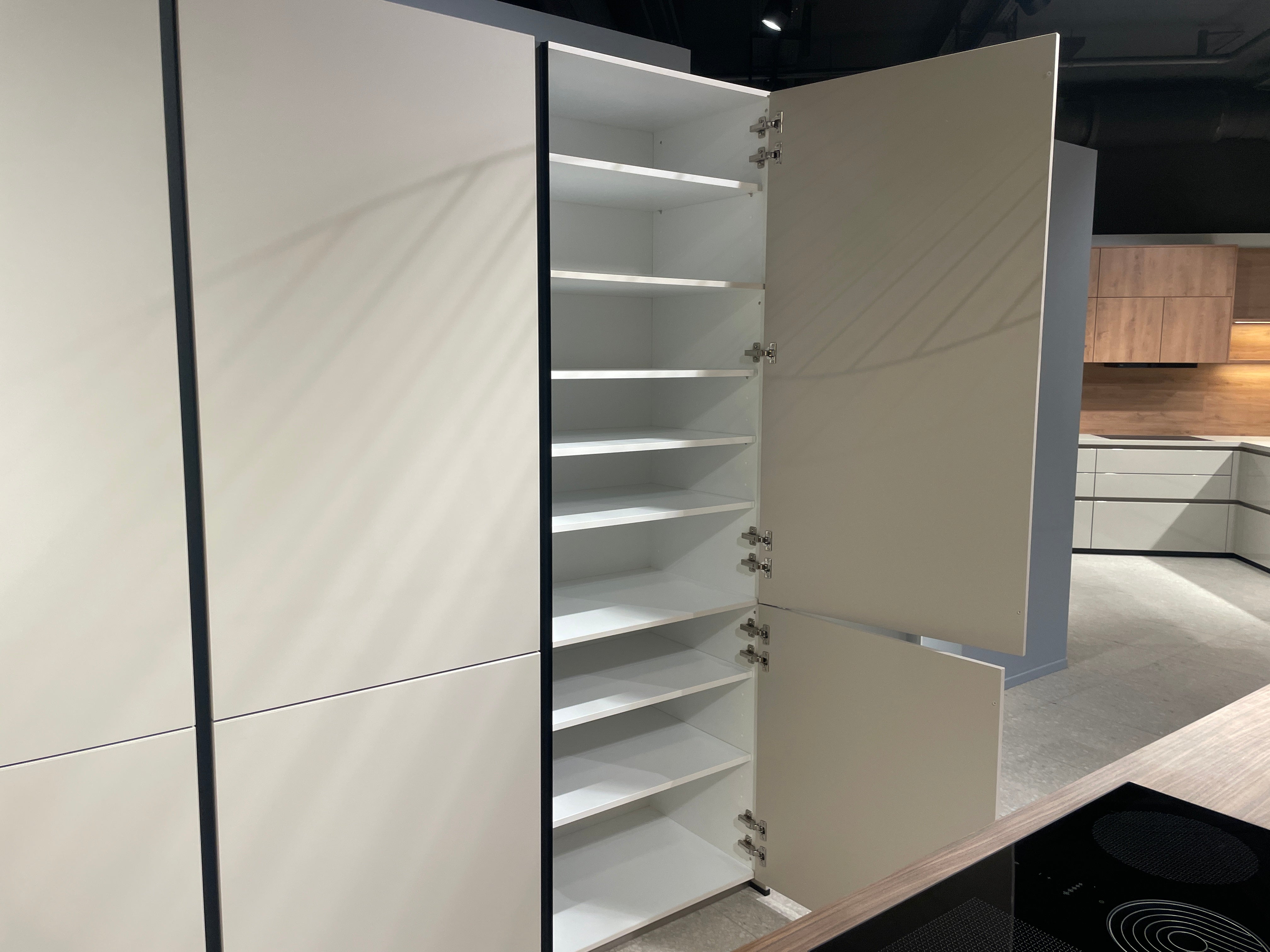 05095 - Moderne Schüller eilandkeuken met kastenwand en verlichte vakkenkast
