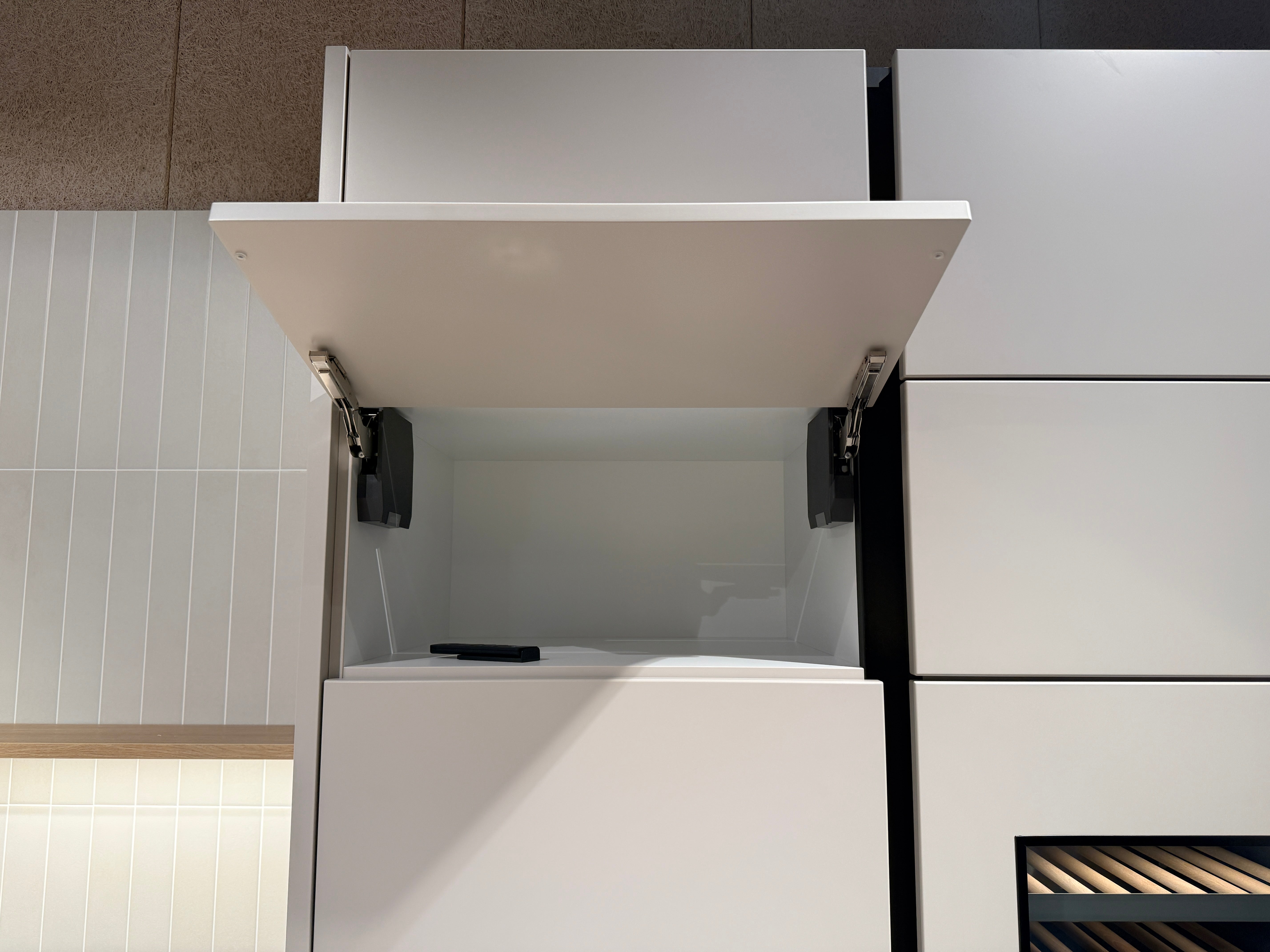 05103 - Schüller moderne L-keuken met eiland