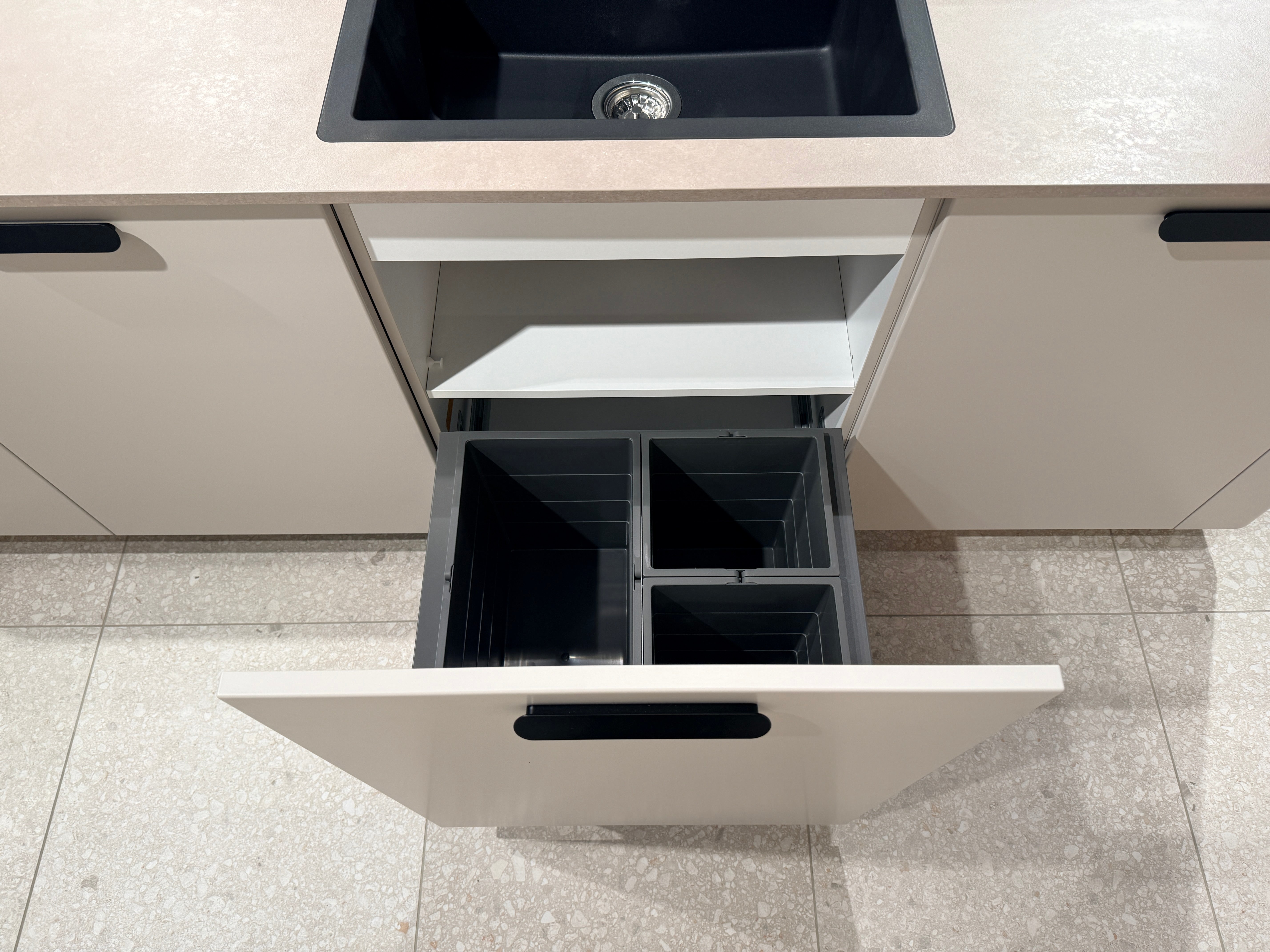 05103 - Schüller moderne L-keuken met eiland