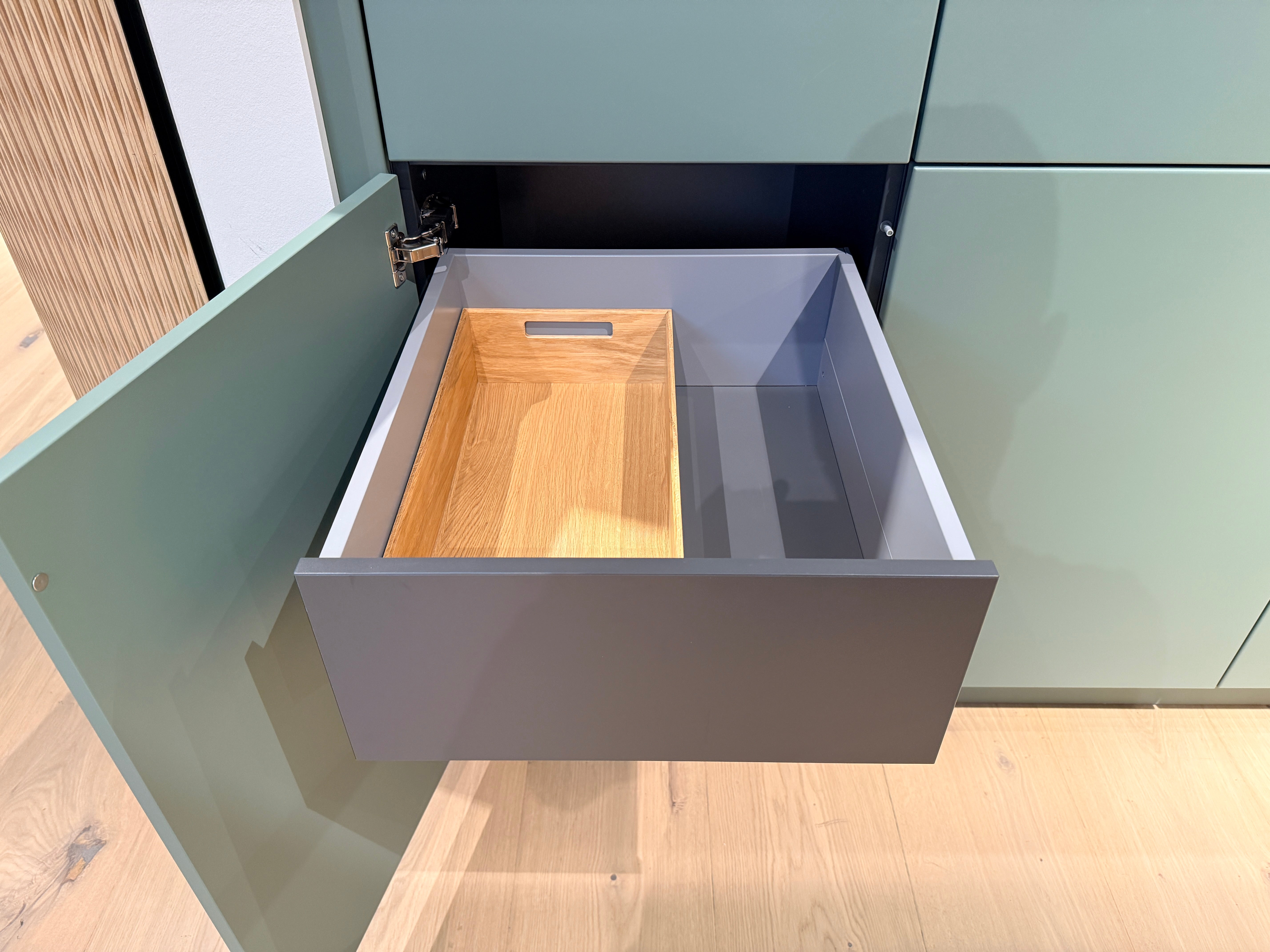 05105 - Schüller eilandkeuken met organische eettafel