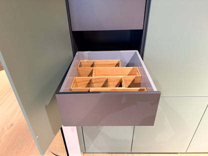 05105 - Schüller eilandkeuken met organische eettafel