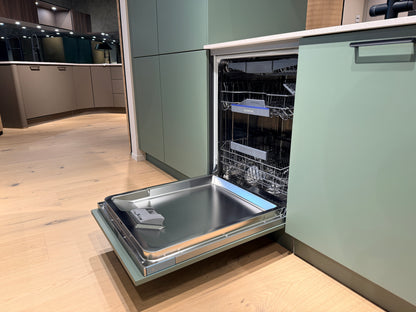 05105 - Schüller eilandkeuken met organische eettafel