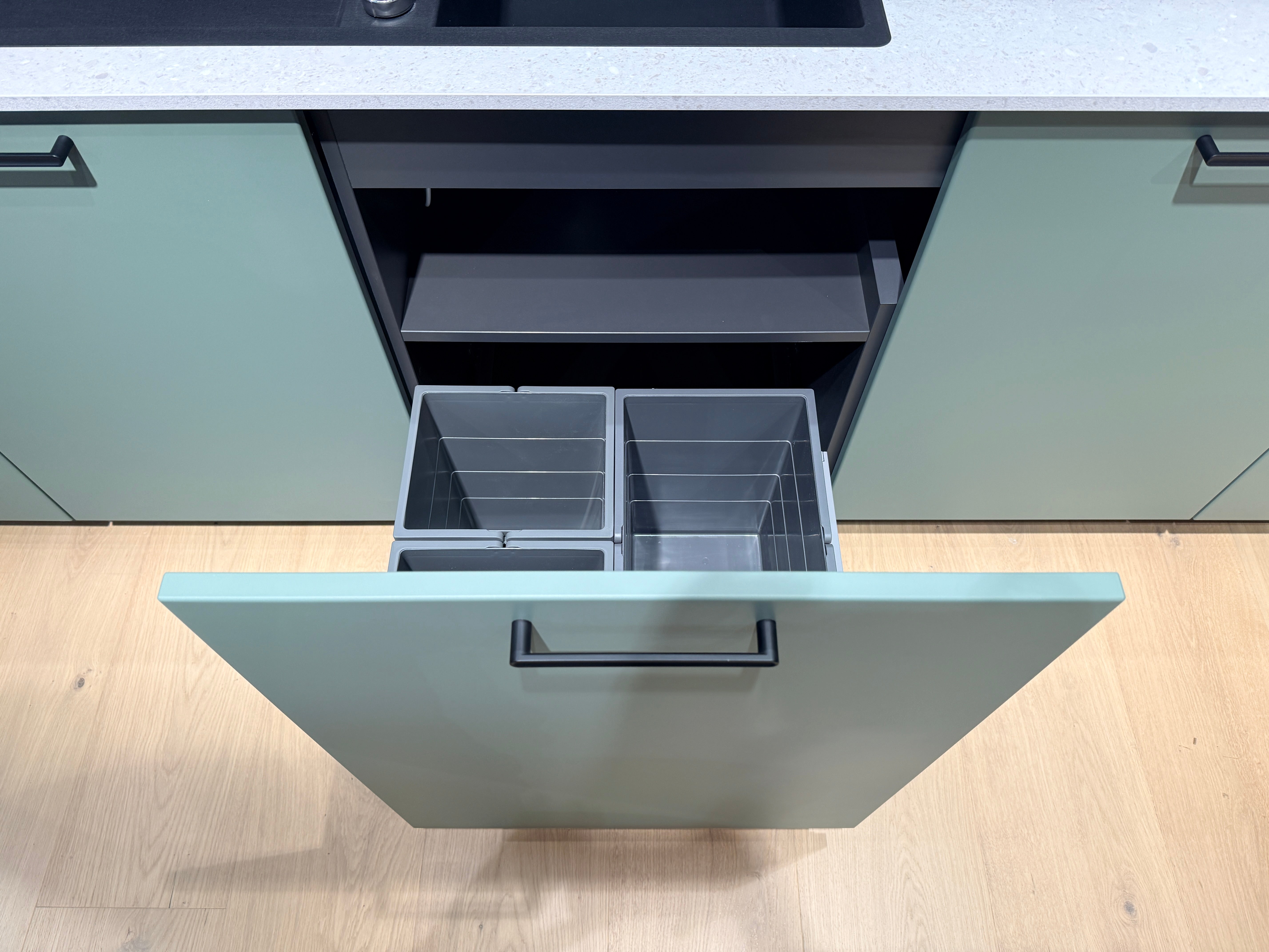 05105 - Schüller eilandkeuken met organische eettafel