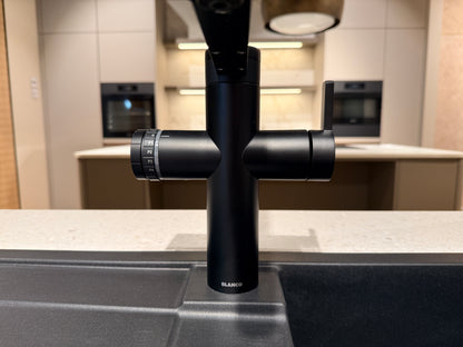 05105 - Schüller eilandkeuken met organische eettafel