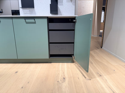05105 - Schüller eilandkeuken met organische eettafel