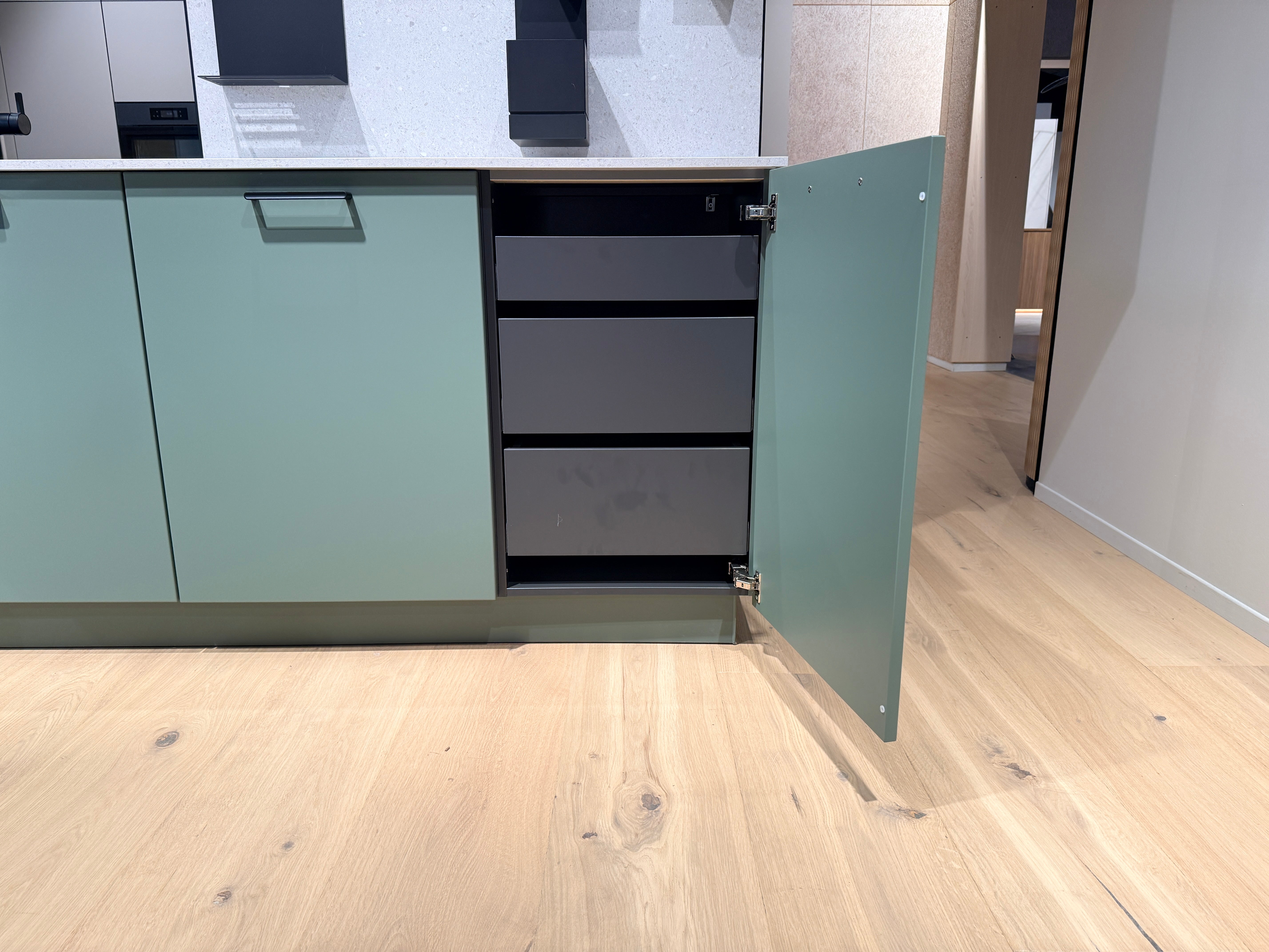 05105 - Schüller eilandkeuken met organische eettafel