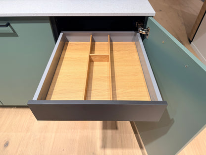 05105 - Schüller eilandkeuken met organische eettafel