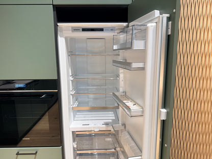 05105 - Schüller eilandkeuken met organische eettafel
