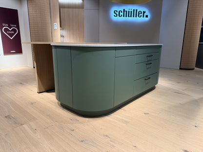 05105 - Schüller eilandkeuken met organische eettafel