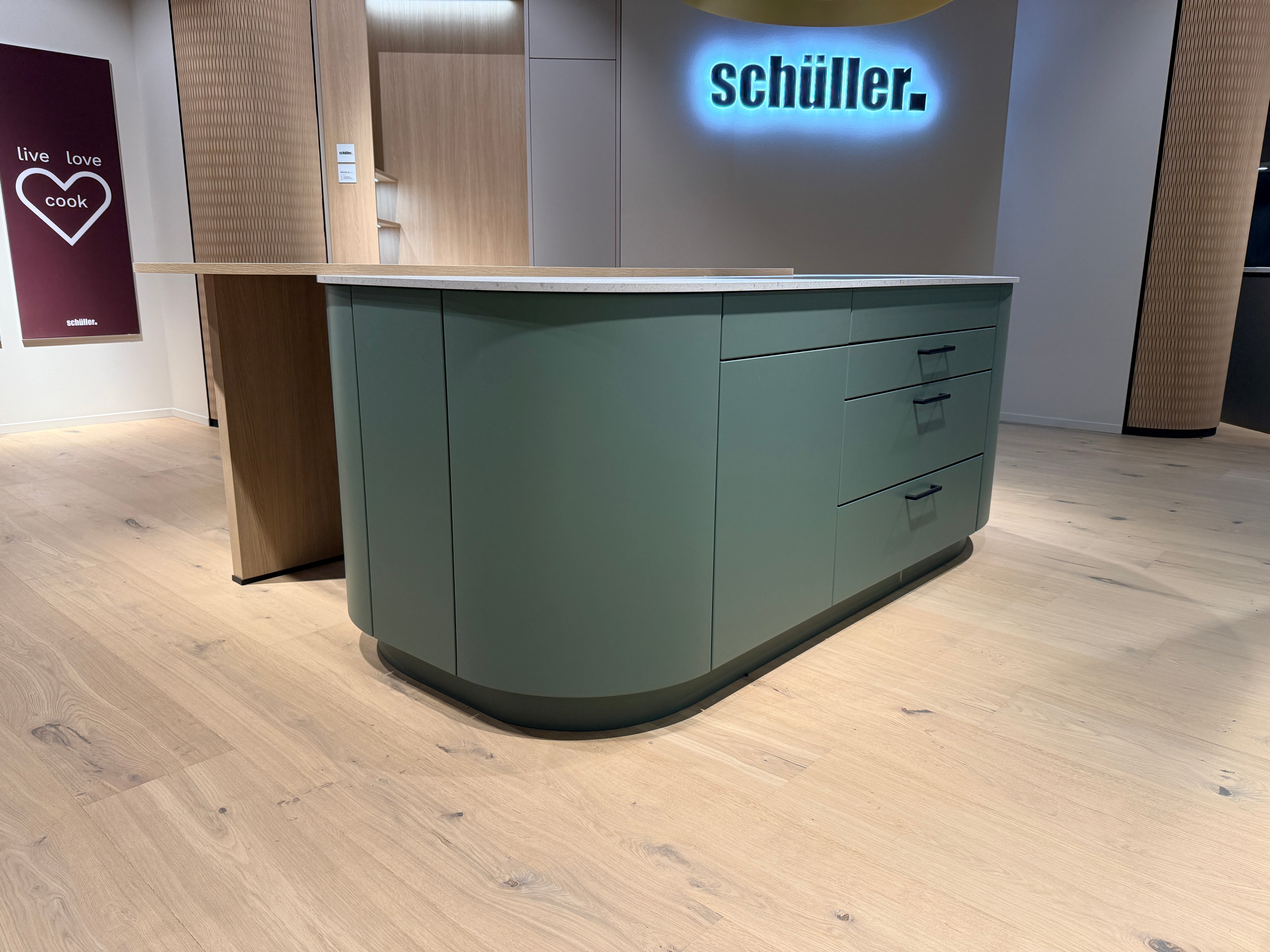 05105 - Schüller eilandkeuken met organische eettafel