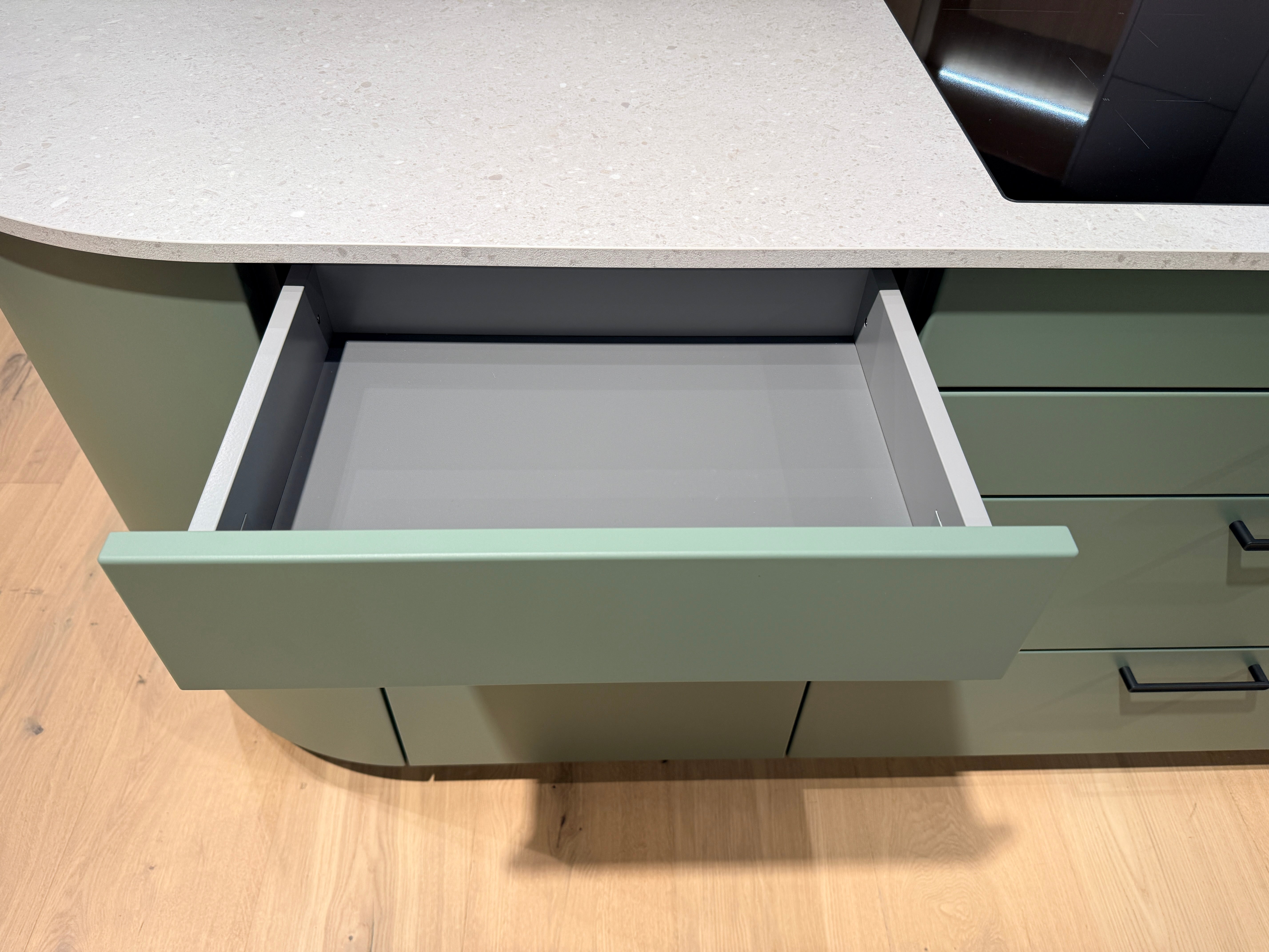 05105 - Schüller eilandkeuken met organische eettafel