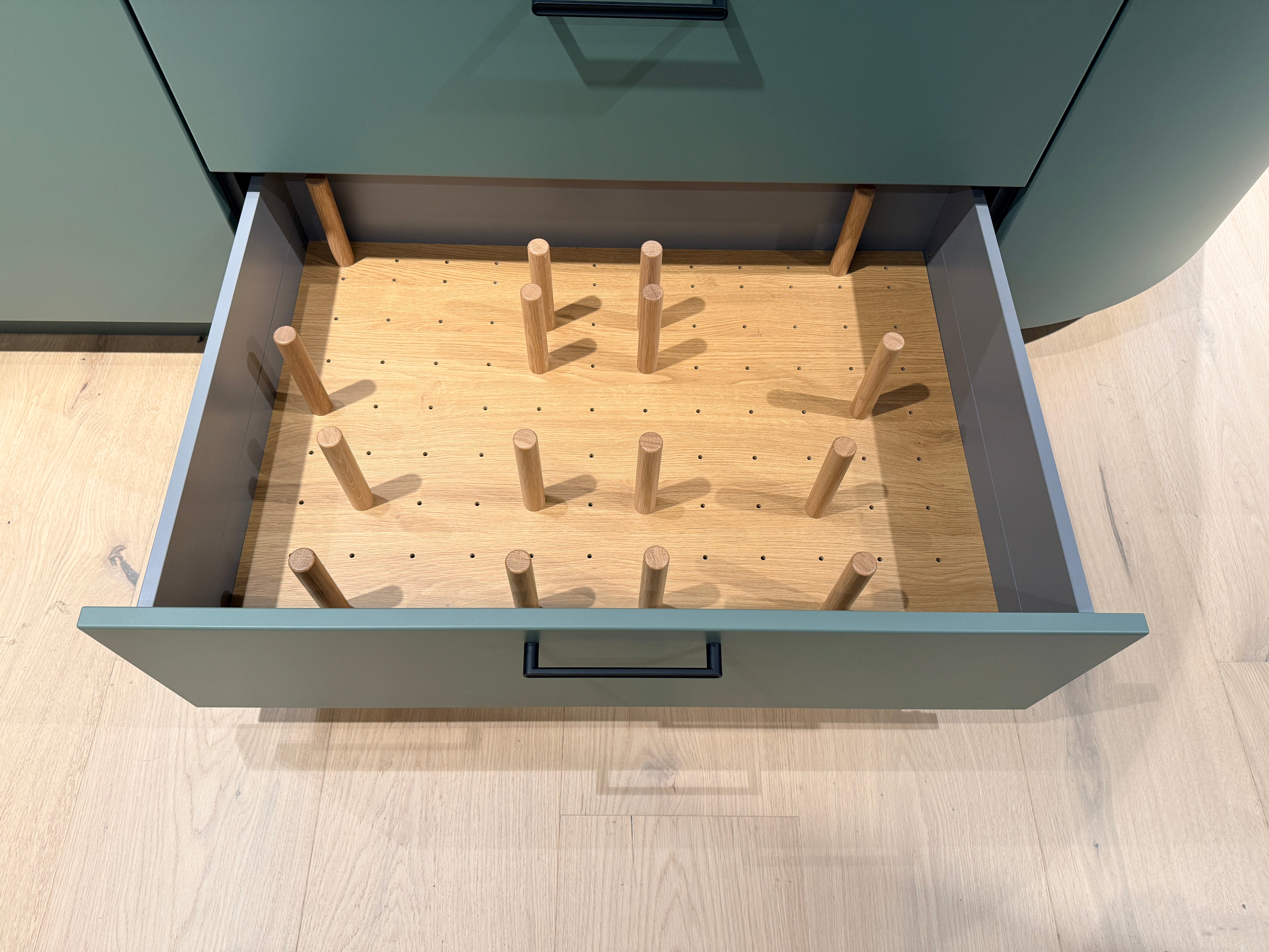 05105 - Schüller eilandkeuken met organische eettafel