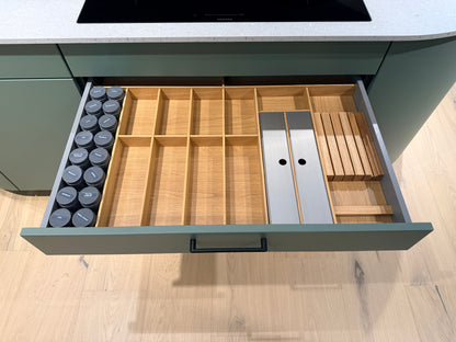 05105 - Schüller eilandkeuken met organische eettafel