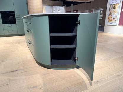 05105 - Schüller eilandkeuken met organische eettafel