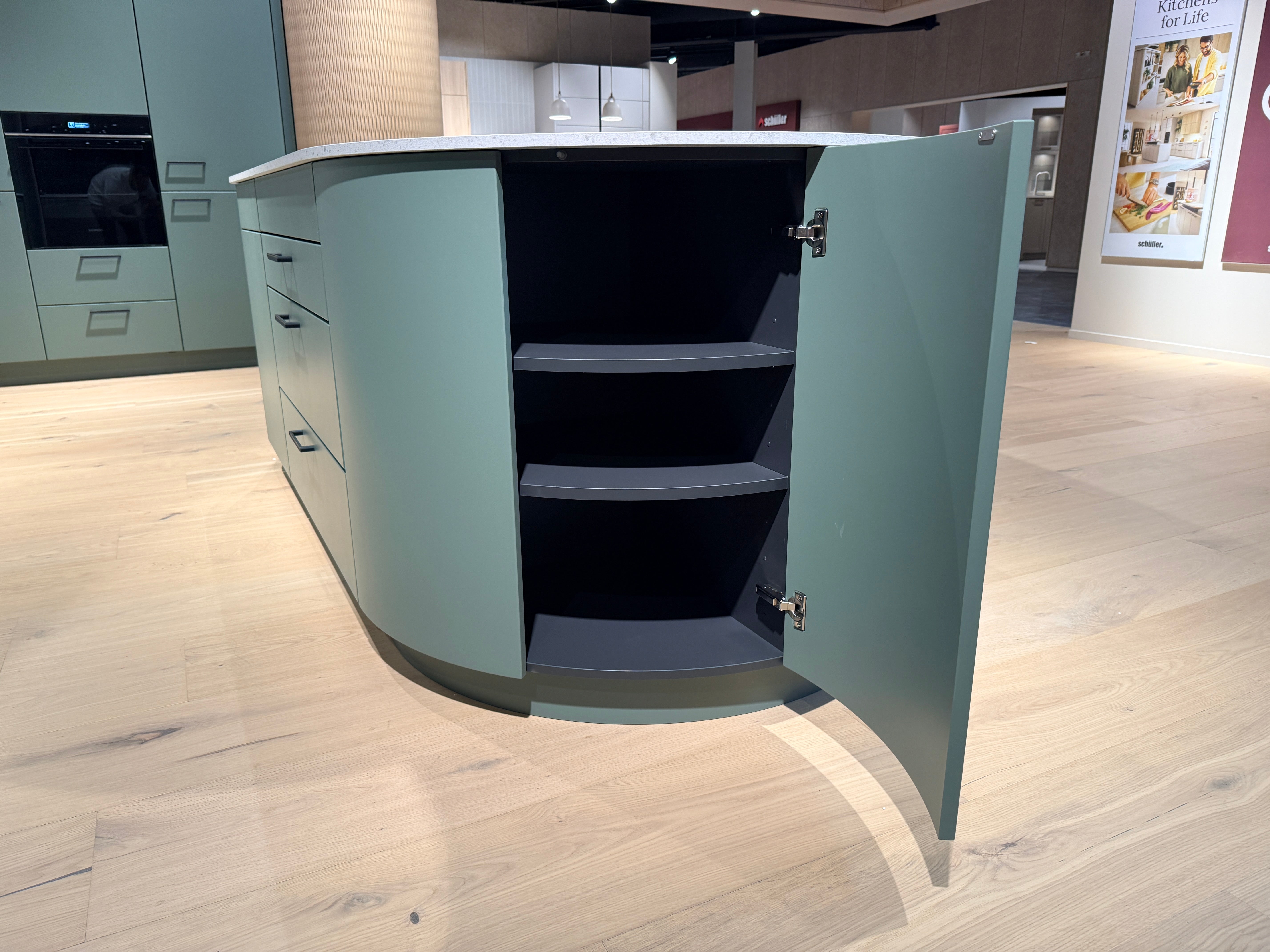 05105 - Schüller eilandkeuken met organische eettafel